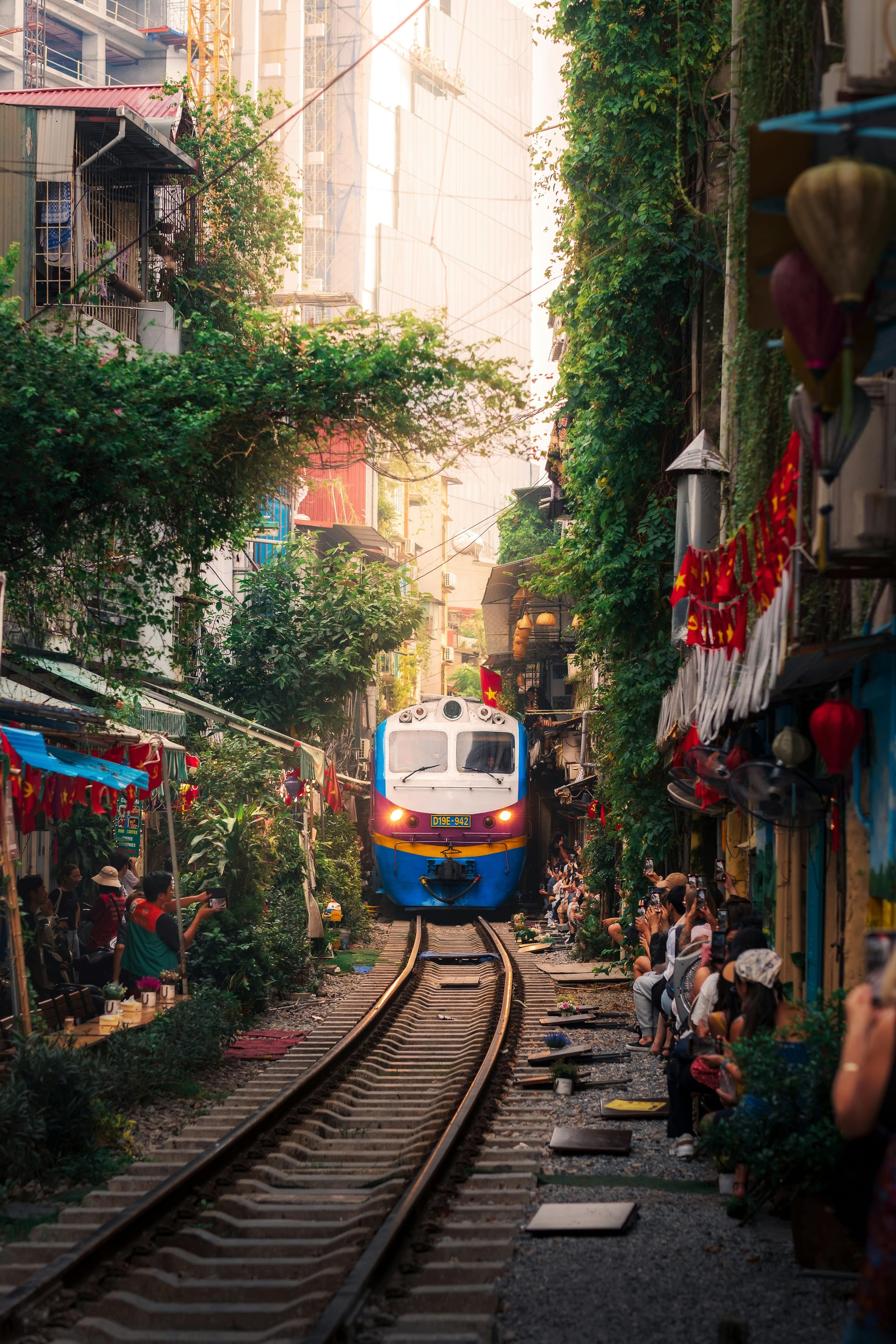 2:45 PM – Hanoi Train Street (Drink Stop)